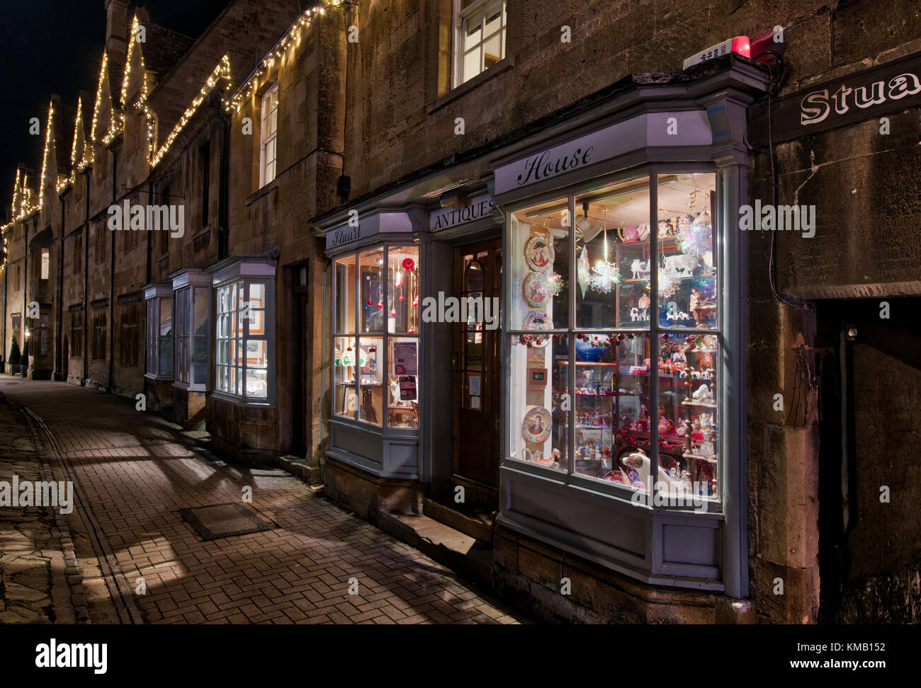 Stuart House Antique Shop in der Weihnachtszeit nach Einbruch der Dunkelheit. Chipping Campden, Cotswolds, Gloucestershire, England. HDR Stockfoto