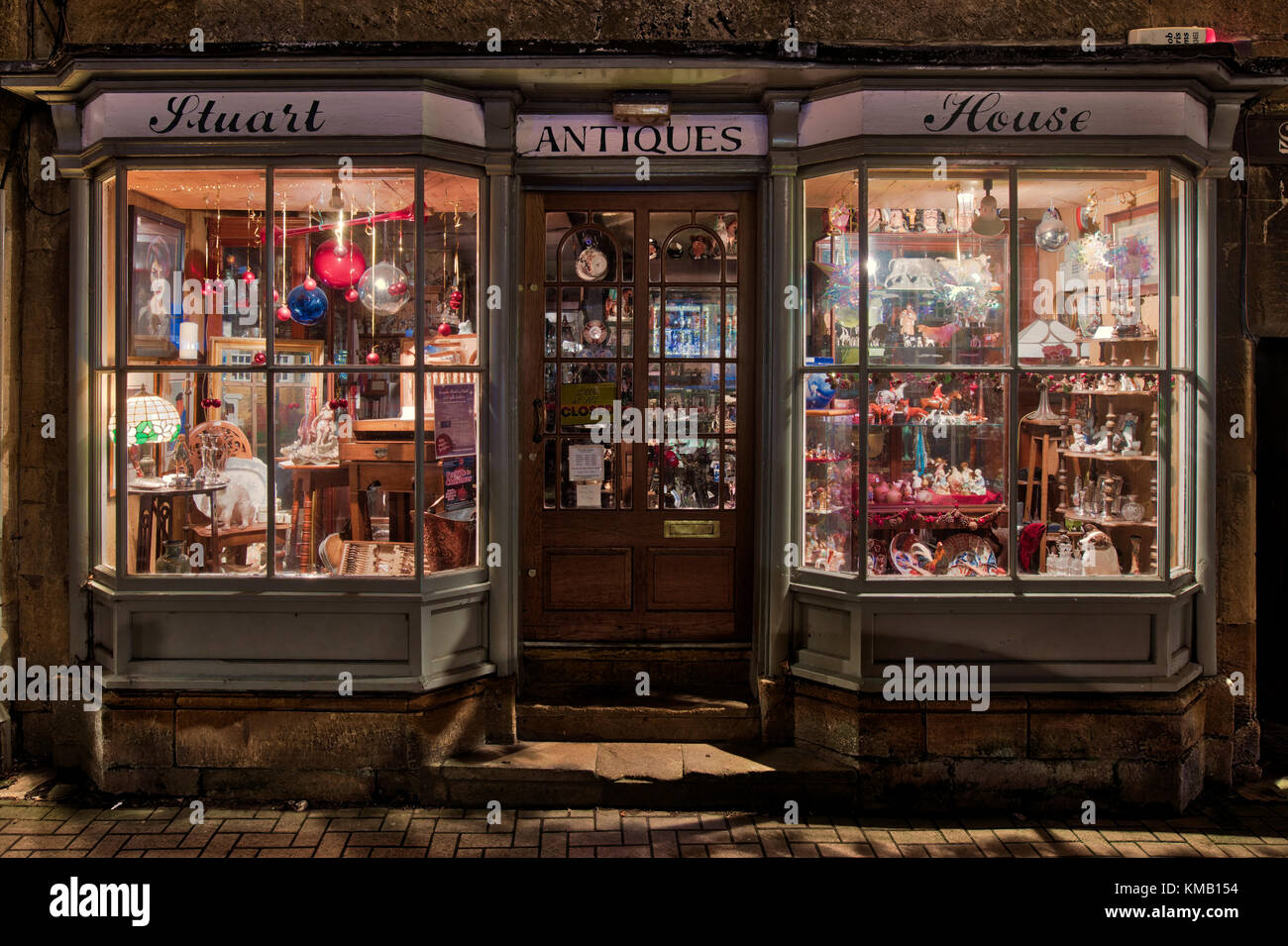 Stuart House Antique Shop in der Weihnachtszeit nach Einbruch der Dunkelheit. Chipping Campden, Cotswolds, Gloucestershire, England. HDR Stockfoto