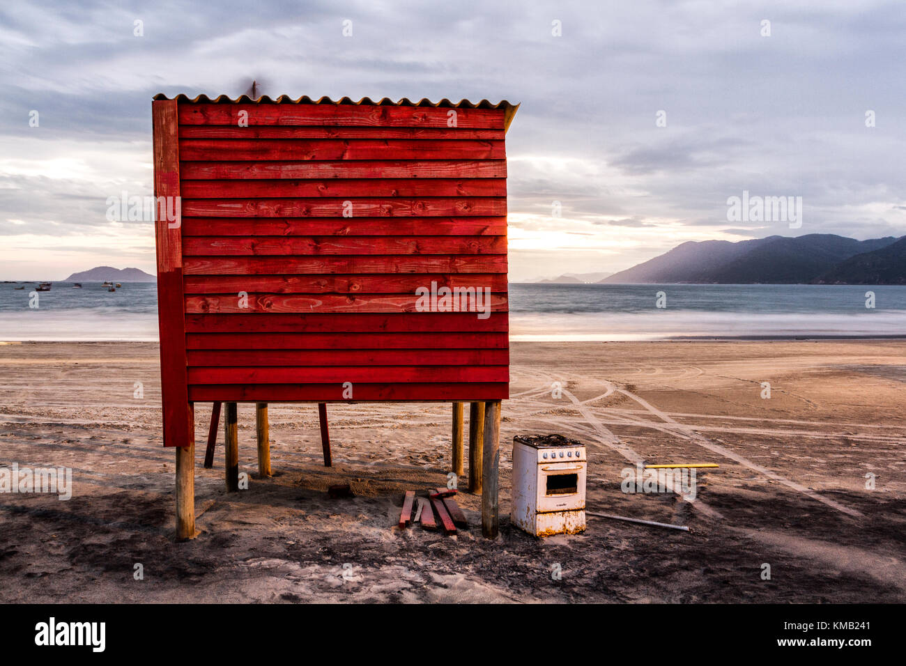 Verlassene Herd neben einer Rettungsschwimmerstation am Pantano do Sul Beach in der Dämmerung. Florianopolis, Santa Catarina, Brasilien. Stockfoto