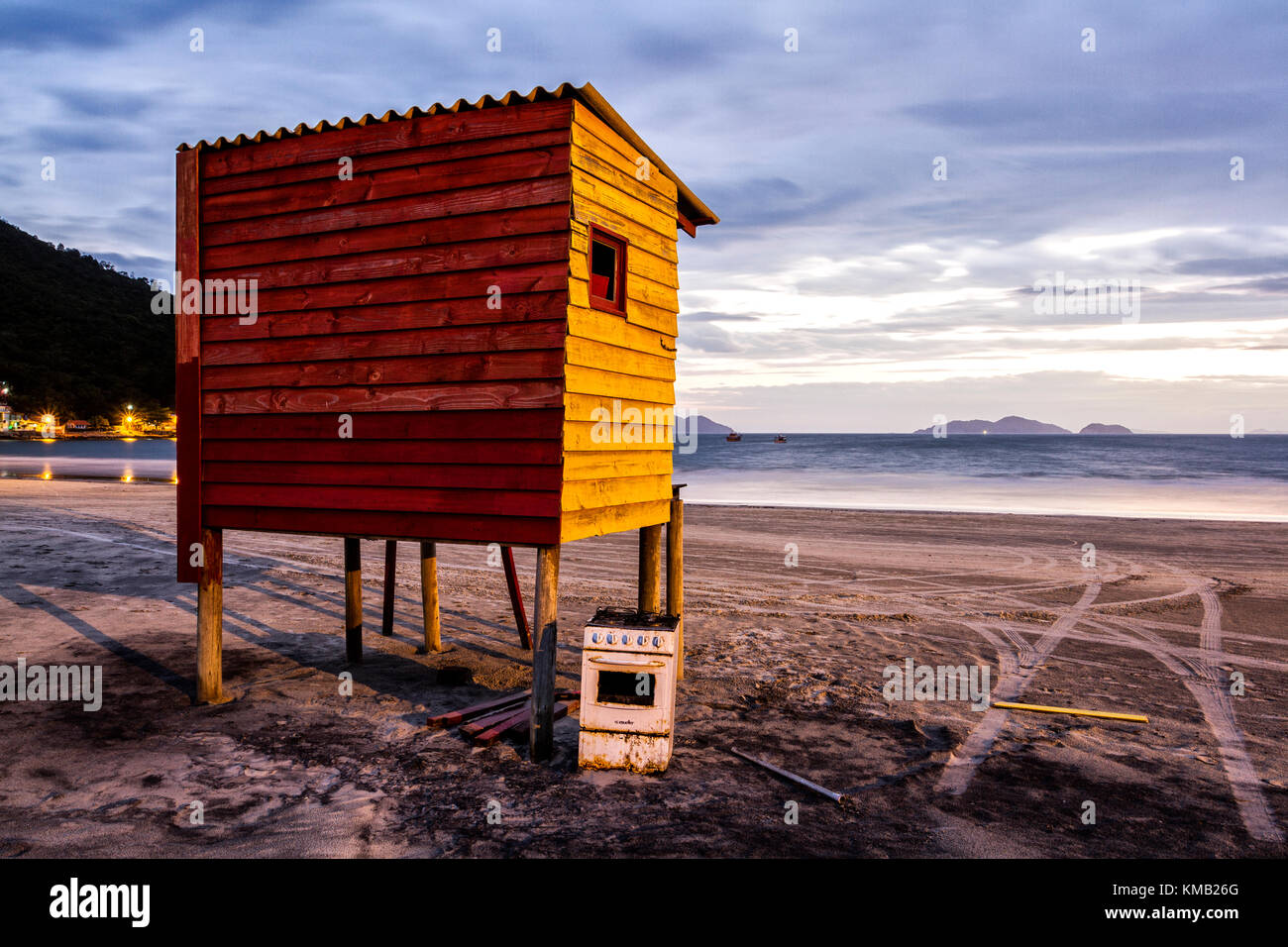 Verlassene Herd neben einer Rettungsschwimmerstation am Pantano do Sul Beach in der Dämmerung. Florianopolis, Santa Catarina, Brasilien. Stockfoto