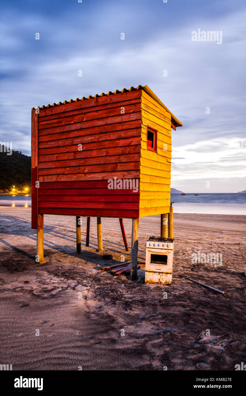 Verlassene Herd neben einer Rettungsschwimmerstation am Pantano do Sul Beach in der Dämmerung. Florianopolis, Santa Catarina, Brasilien. Stockfoto