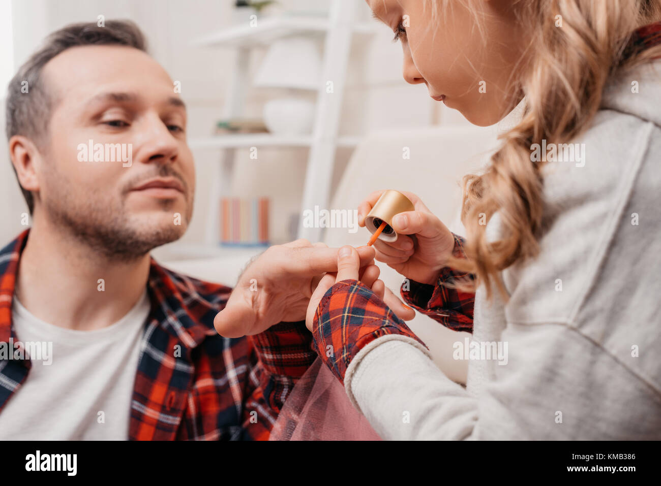 Vater und Tochter Polieren der Nägel Stockfoto