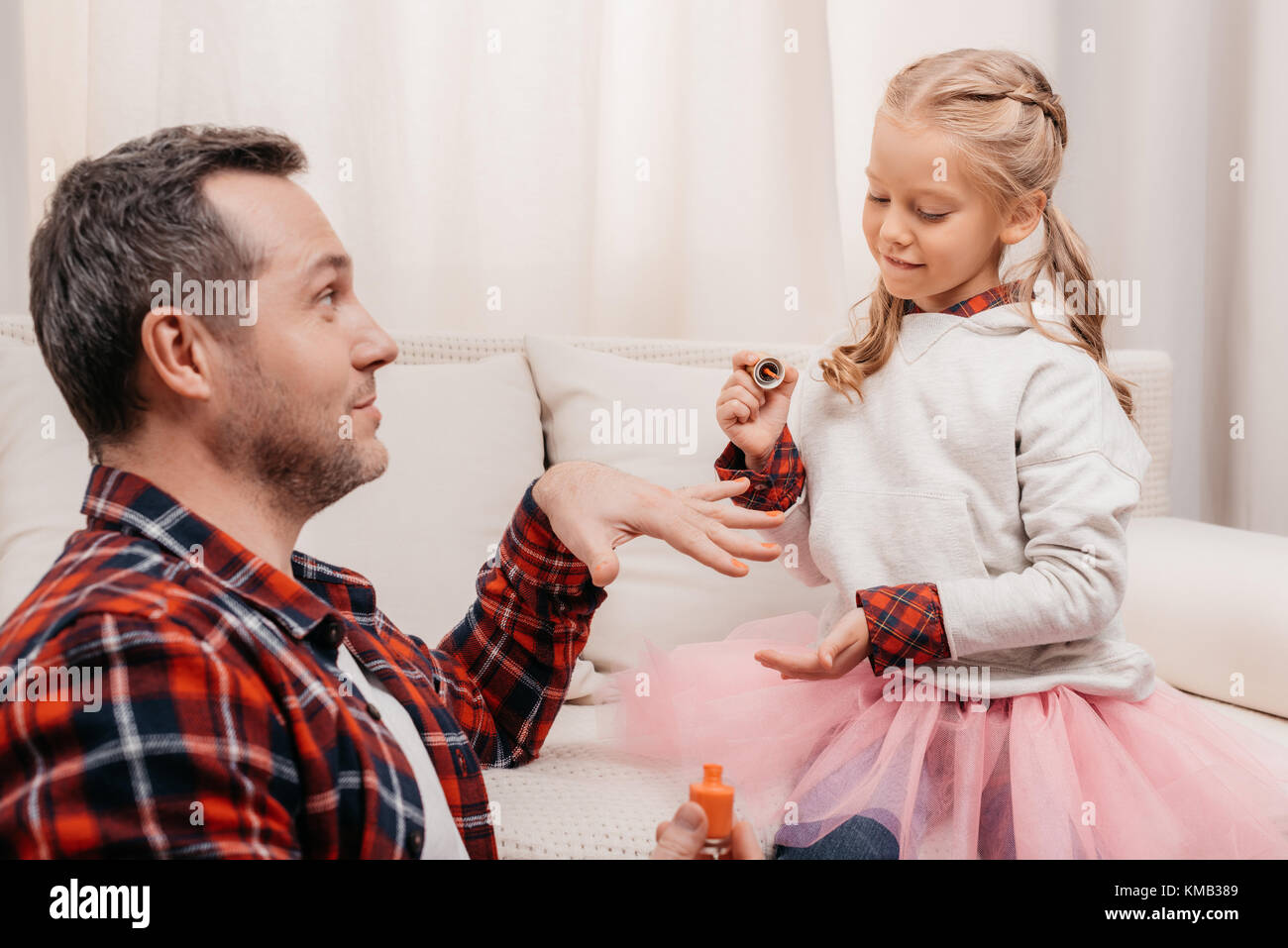 Vater und Tochter Polieren der Nägel Stockfoto