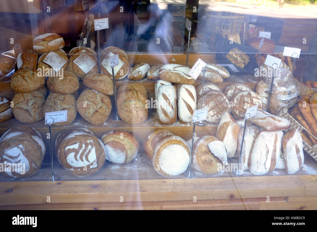 Ein Haufen von frisch gebackenem Brot auf der Anzeige im Fenster eines Montreal Bäckerei. Stockfoto