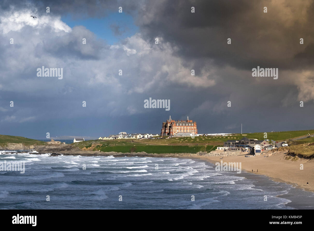 UK Wetter - stürmisches Wetter nähert sich Newquay an der North Cornwall Küste. Stockfoto