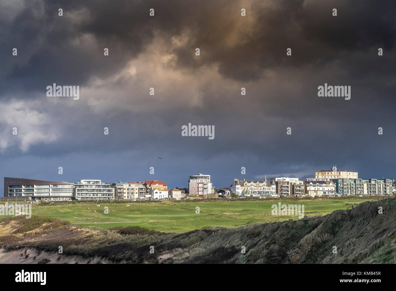 Wohnungen und Apartments mit Blick auf den Newquay Golf Club im Fistral Newquay Cornwall. Stockfoto