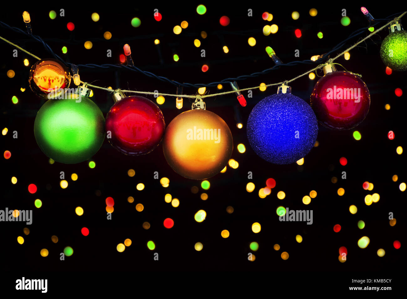Weihnachten Kugeln und Lichter auf dem Weihnachten Hintergrund mit Bokeh Stockfoto