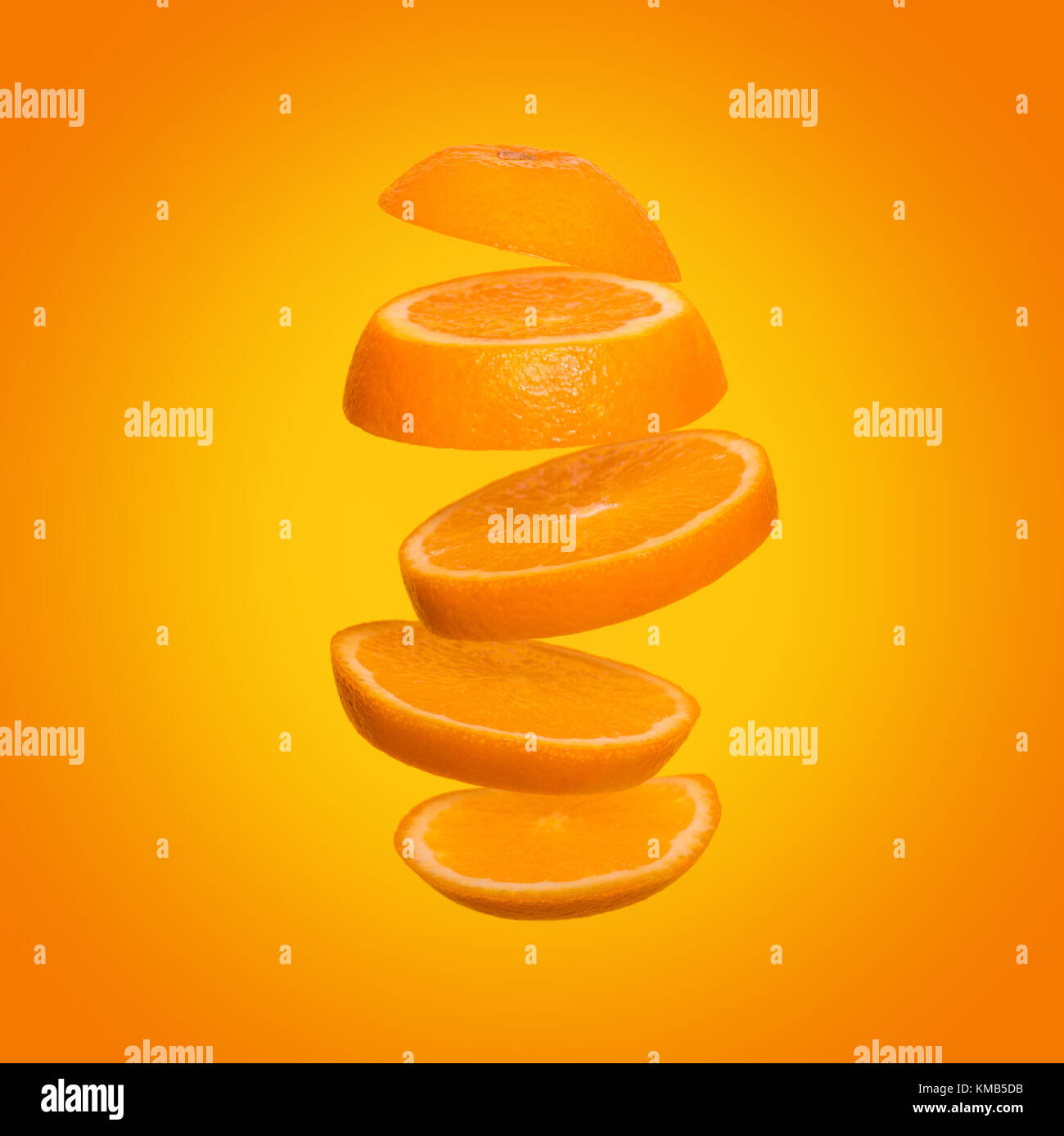 Kreatives Konzept mit Flying orange Orange in Scheiben geschnitten auf gelbem Hintergrund Stockfoto