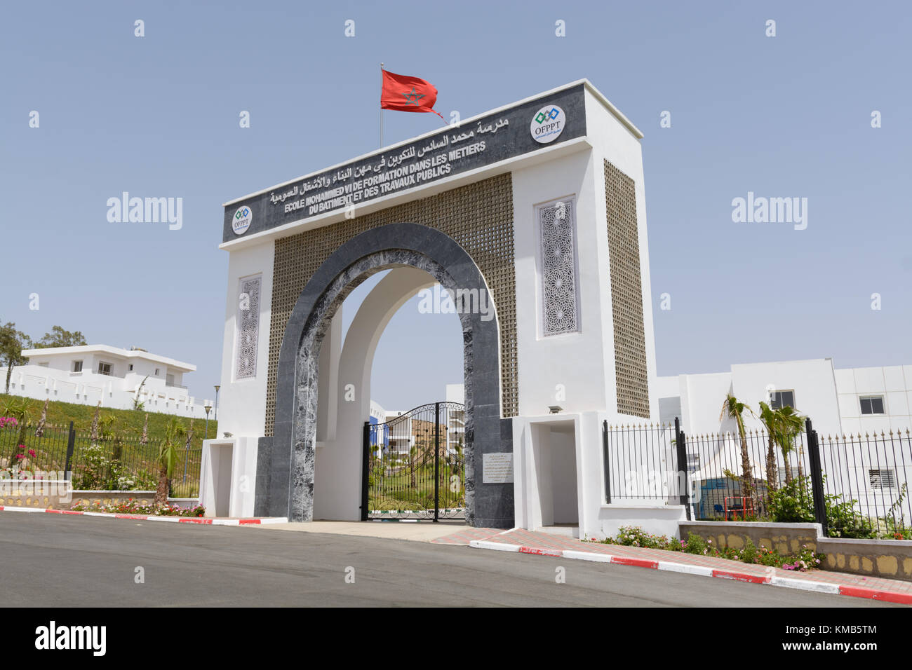Eingang einer öffentlichen Bildungseinrichtung in Marokko Stockfoto