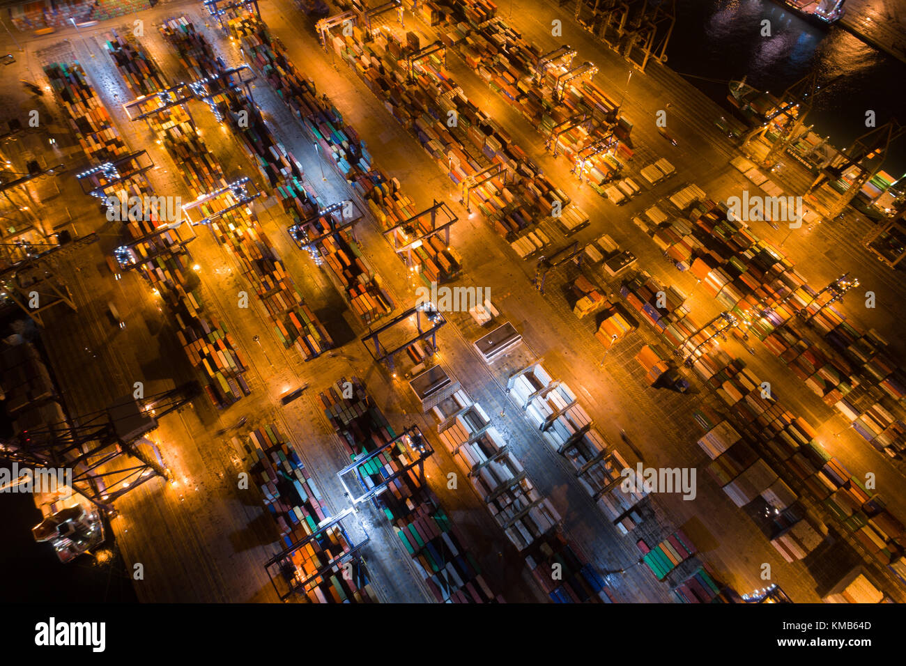 Athen, Griechenland - November 15, 2017: Nacht Luftbild von Perama cargo Port Stockfoto