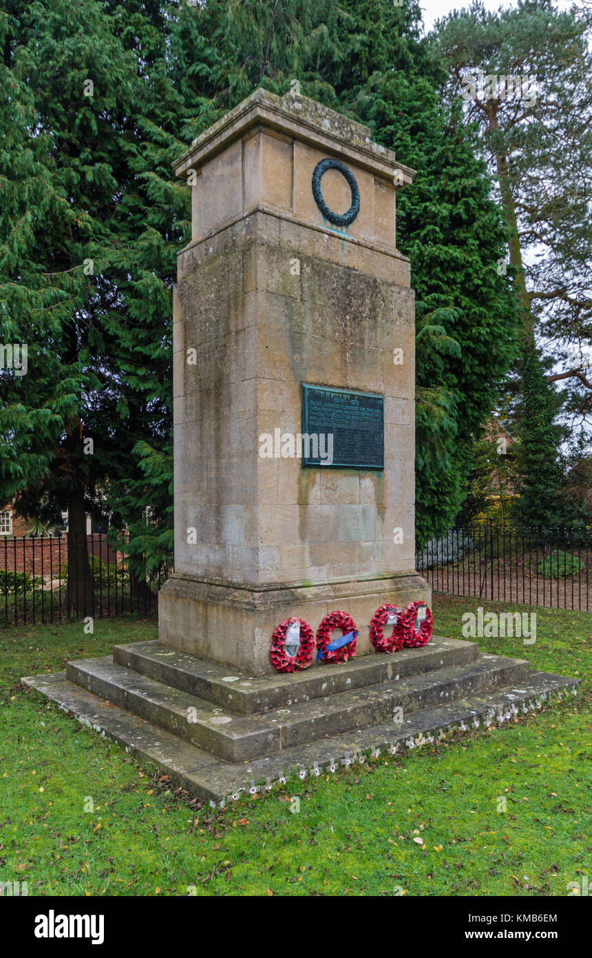 Kriegerdenkmal für die Toten des Zweiten Weltkriegs 1 im Dorf Great Brington, Northamptonshire: im Jahr 1921 in Form einer kenotaph von Weldon Stein gebaut. Stockfoto