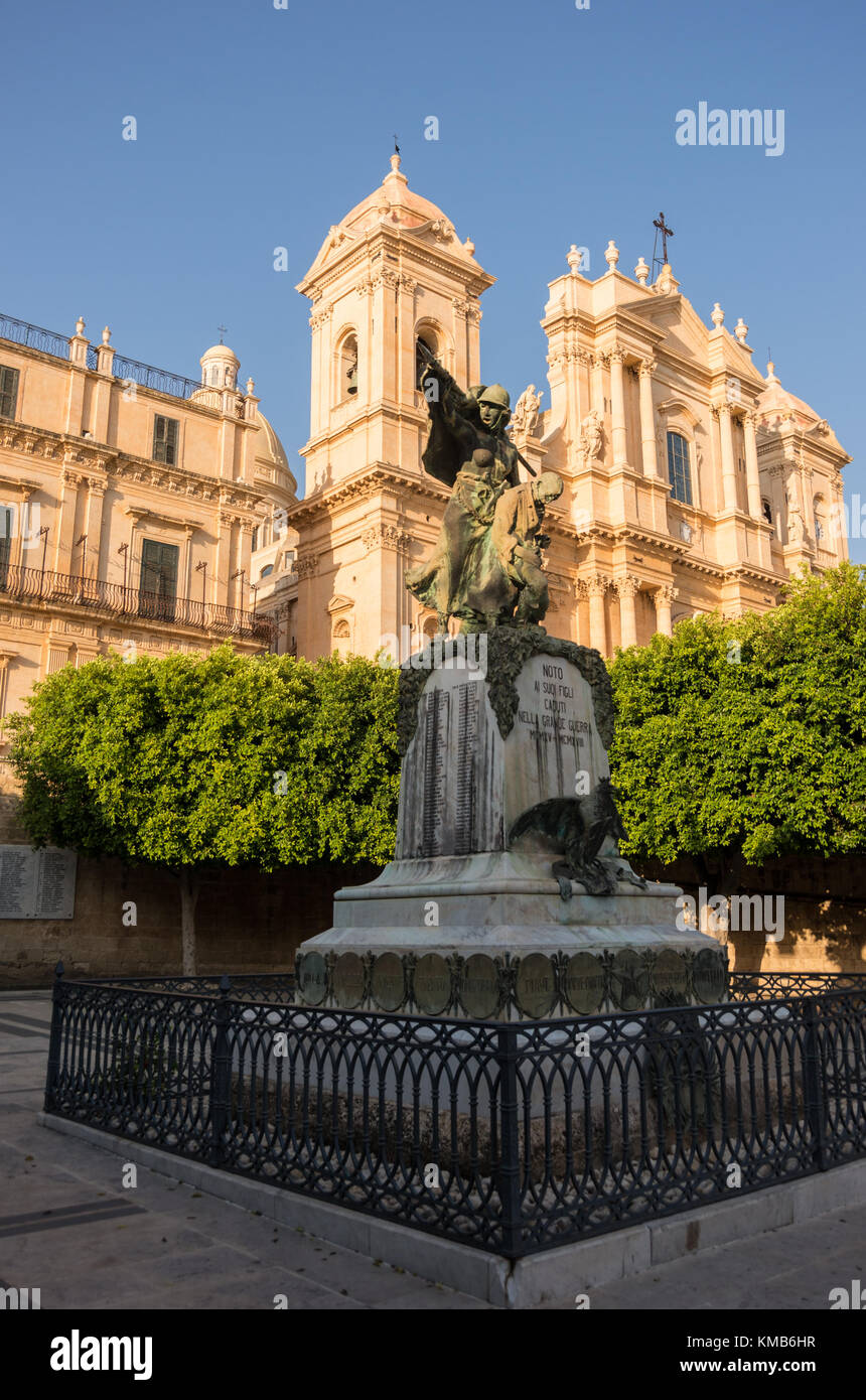 Noto, Italien - September 01, 2017: Denkmal für die Gefallenen im Ersten Weltkrieg und der berühmten barocken Kathedrale von Noto im Hintergrund. Sizilien, Italien Stockfoto