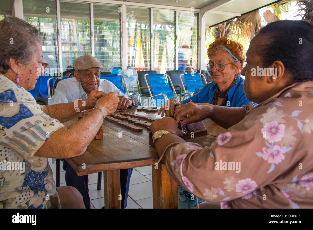 Spielen Dominos in einem Senioren oder Pflegeheim in Cienfuego, Kuba Stockfoto