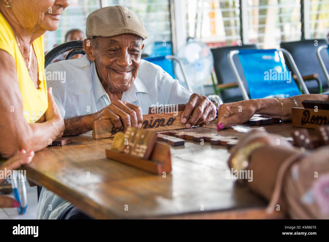 Spielen Dominos in einem Senioren oder Pflegeheim in Cienfuego, Kuba Stockfoto
