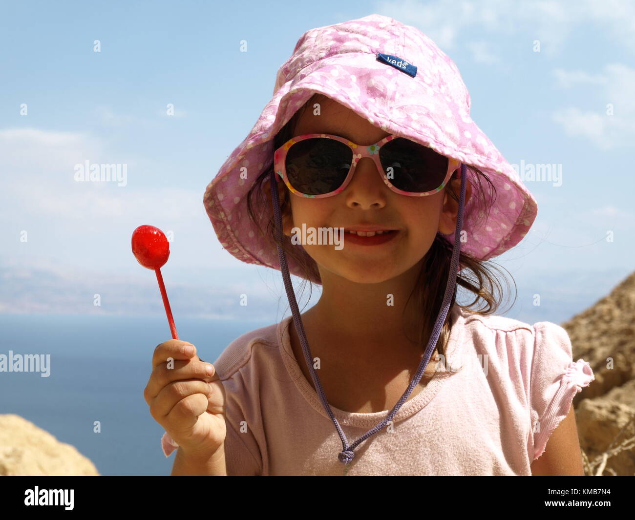 Ein lächelndes Mädchen mit Lollipop auf einer Wanderung Stockfoto