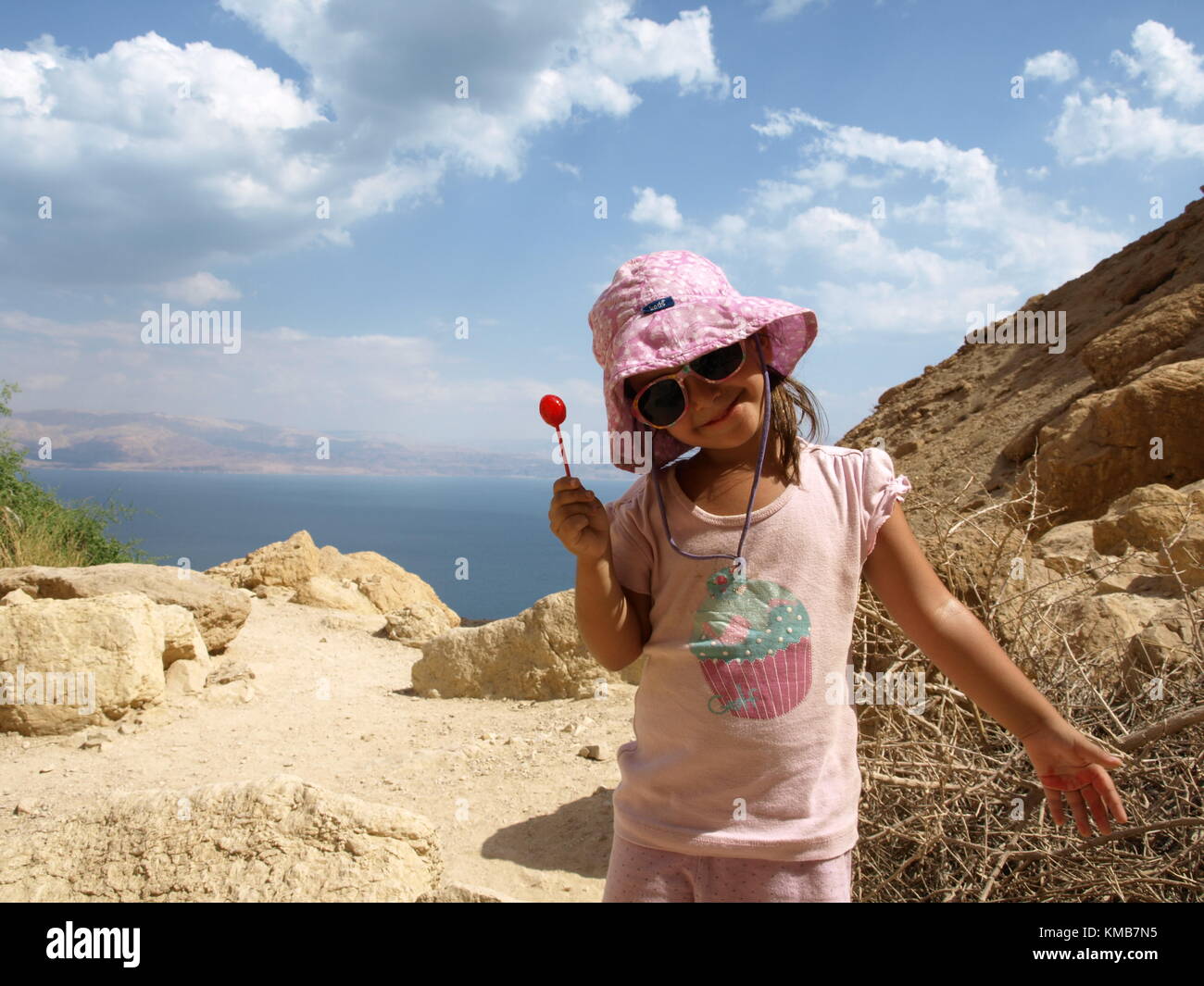 Ein lächelndes Mädchen mit Lollipop auf einer Wanderung Stockfoto