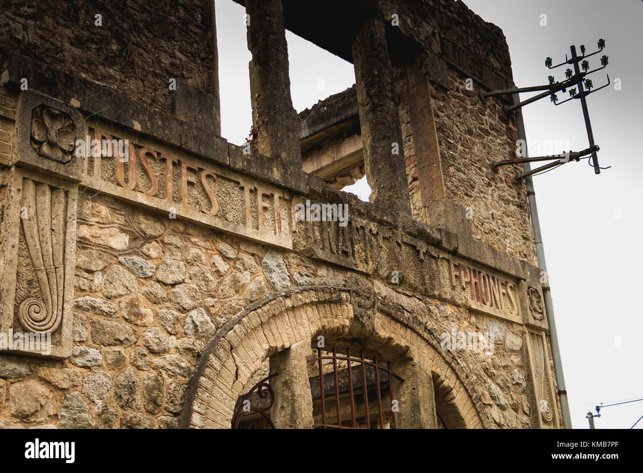 Oradour-sur-Glane, Frankreich - Dezember 03, 2017: Reste des Dorfes Post in Trümmern nach dem Massaker an der Bevölkerung durch die deutschen Arm Stockfoto