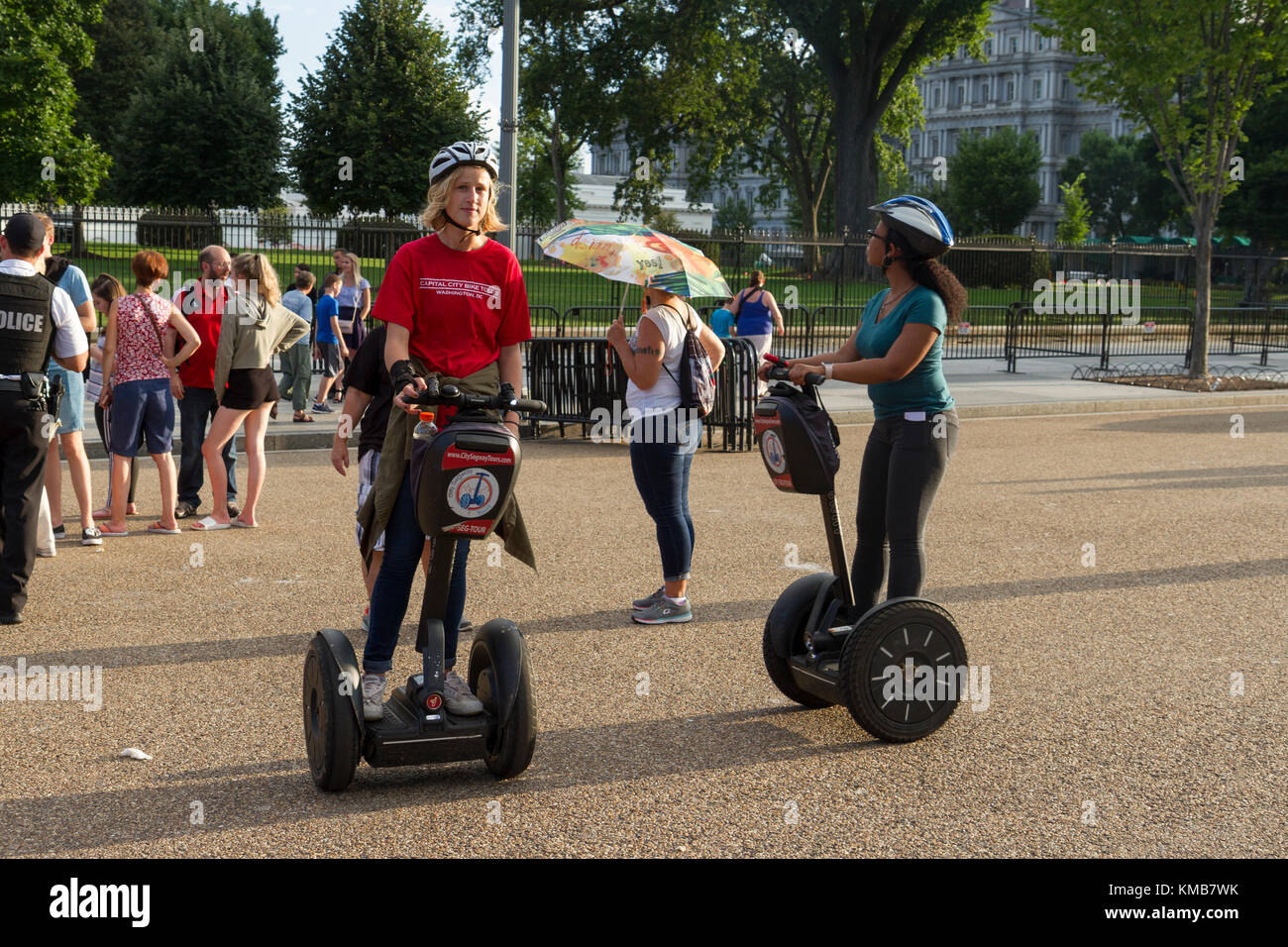 Ein City Segway Tours Guide mit Touristen auf Segways vor dem Weißen Haus an der Pennsylvania Avenue NW, Washington DC, USA. Stockfoto