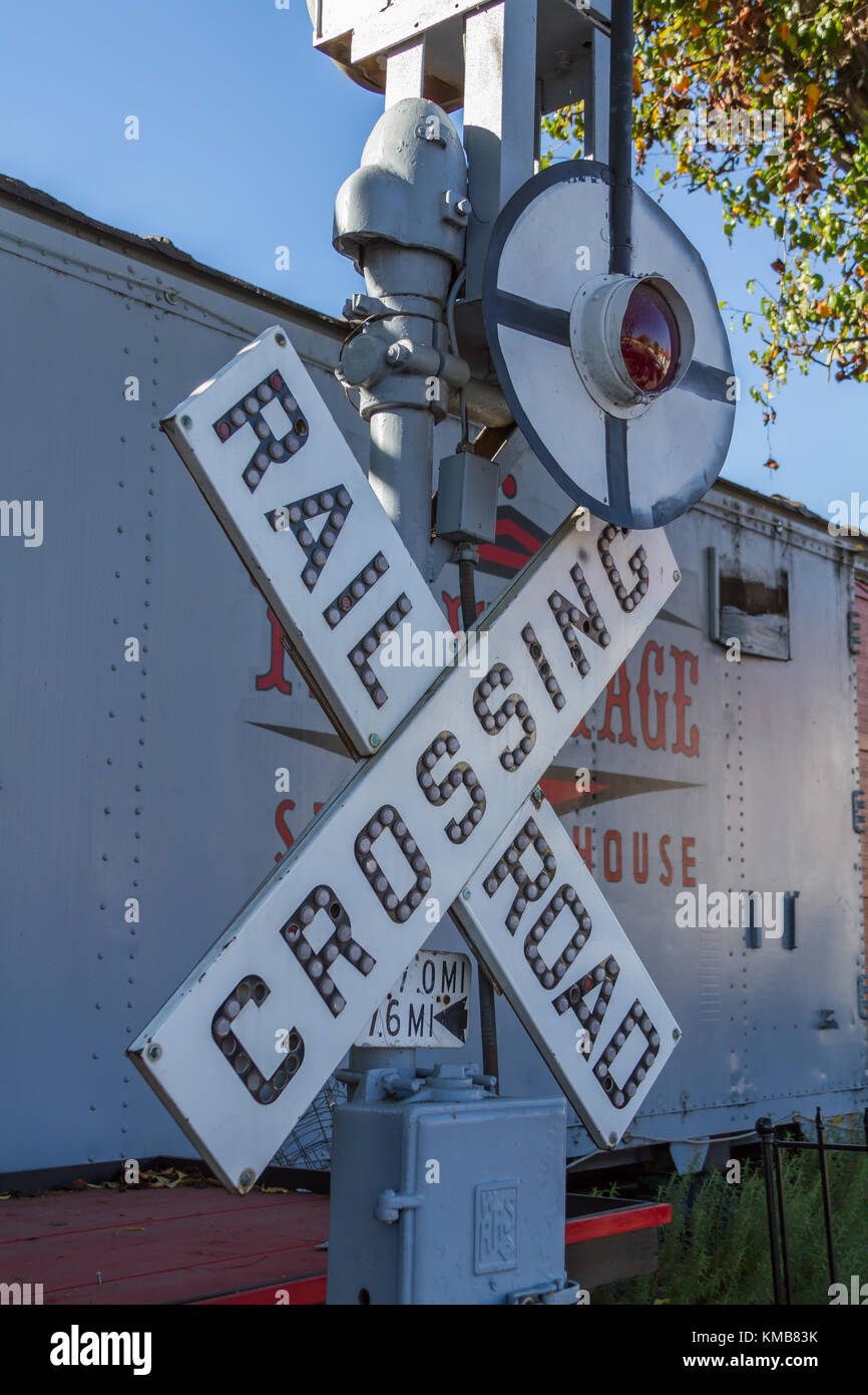 Die Vintage steak house Restaurant in einem Zug Auto in San Juan Capistrano Kalifornien Bahnübergang Zeichen Stockfoto