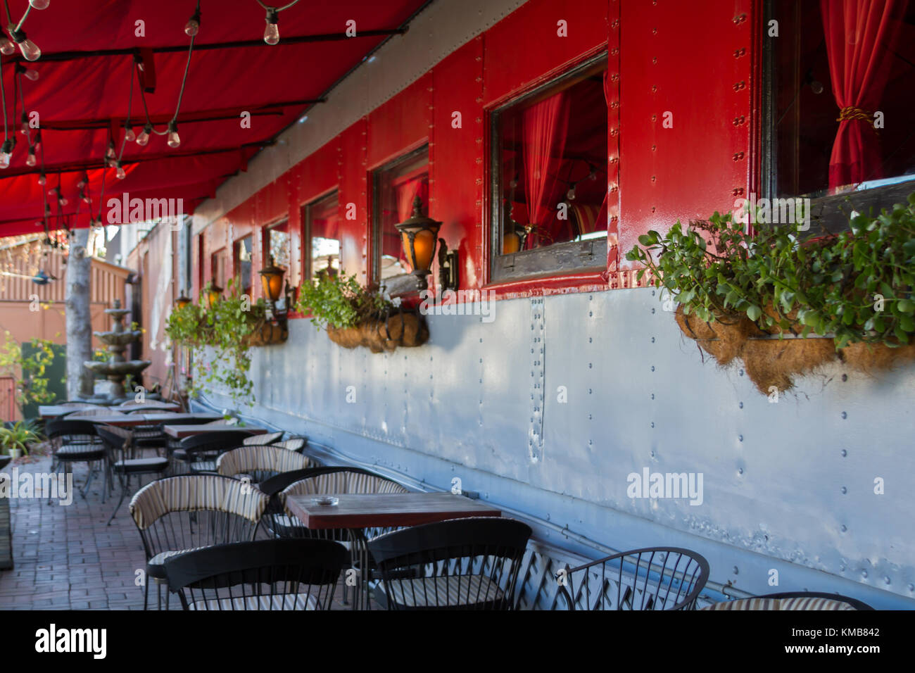 Die Vintage steak house Restaurant in einem Zug Auto in San Juan Capistrano Kalifornien Sitzbereich im Freien Stockfoto