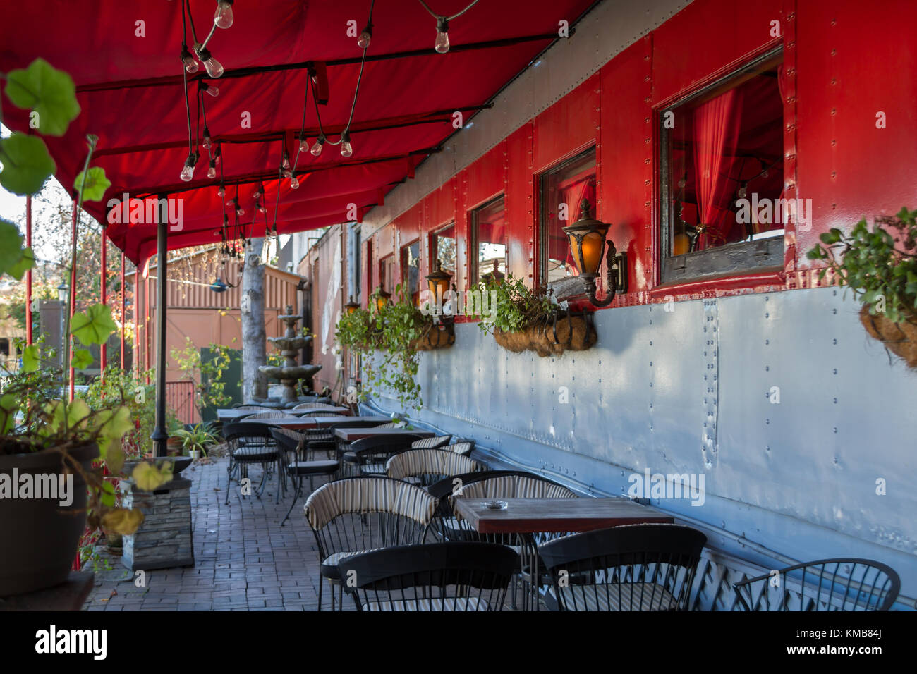 Die Vintage steak house Restaurant in einem Zug Auto in San Juan Capistrano Kalifornien Sitzbereich im Freien Stockfoto