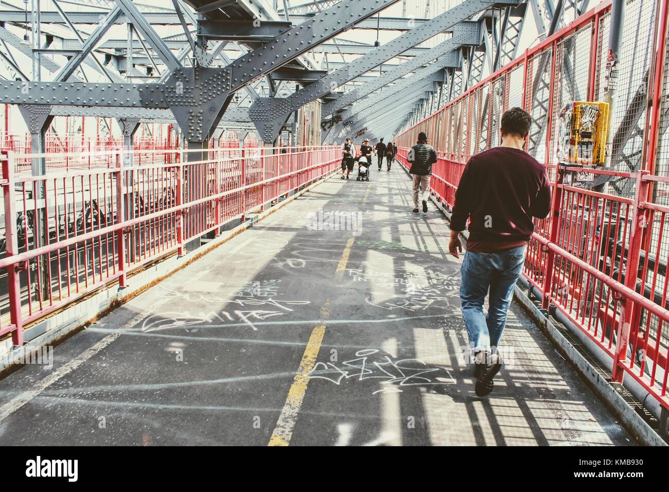 New York, April 2017. Sonntag Spaziergang auf die Williamsburg Bridge Stockfoto