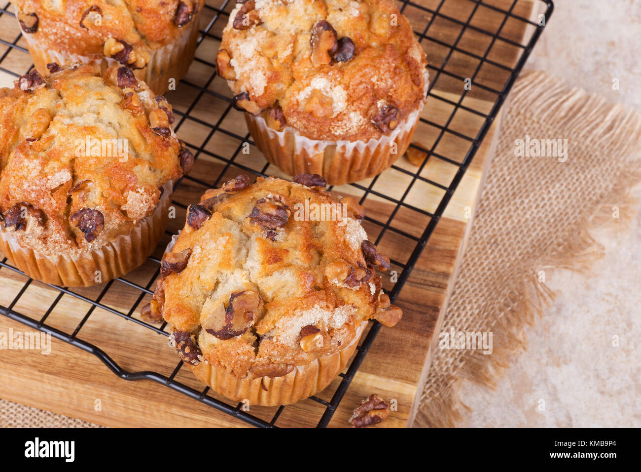 Nahaufnahme der frisch gebackene Banane nuss Muffins auf einem Gitter Stockfoto