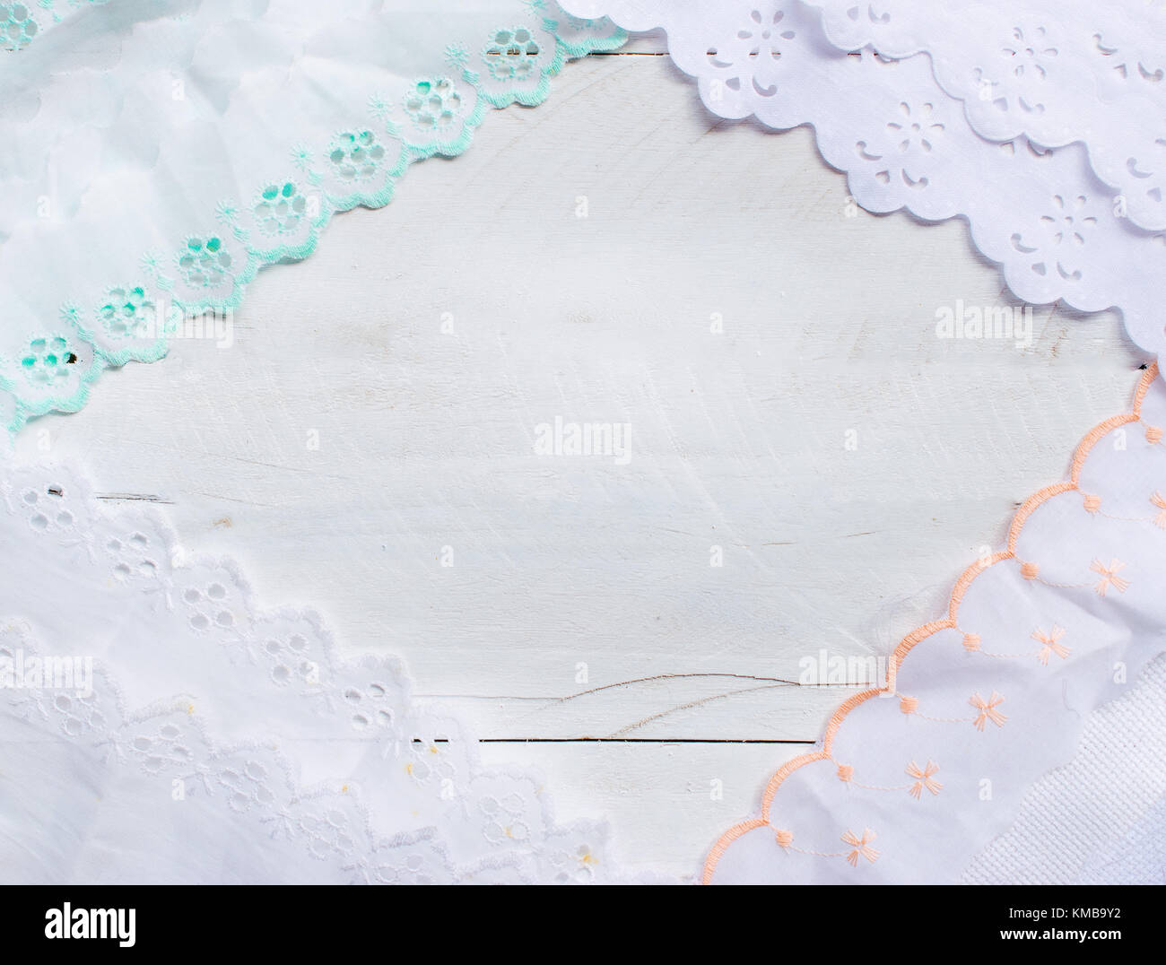 Gerüschten, weichen Tuch und Dekoration, blauen und weißen Farben, auf einem weißen Hintergrund, kostenloses Exemplar in der Mitte Stockfoto