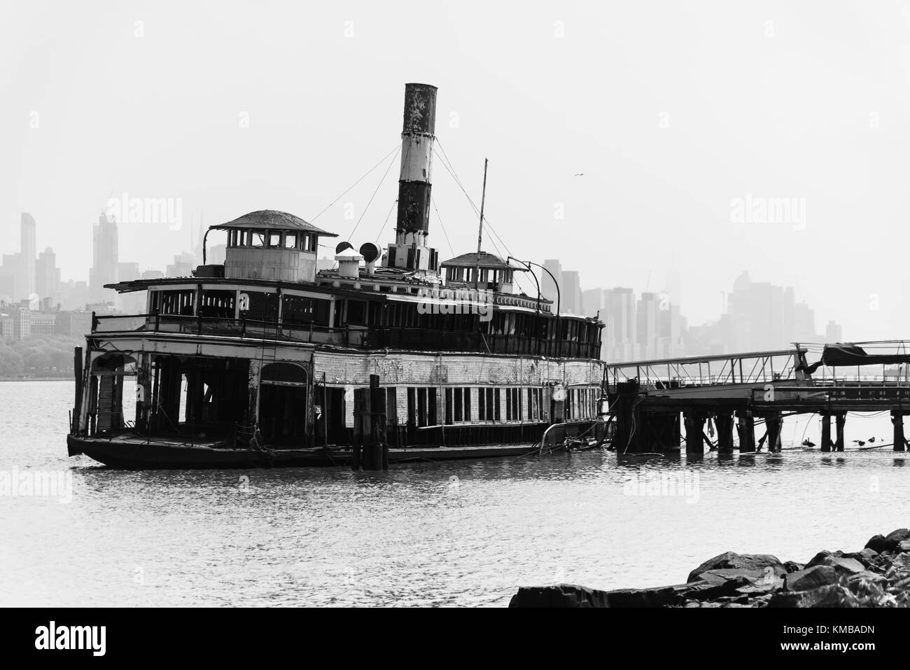 Die Fähre Binghamton, ein Arbeitstier, das auf dem Hudson River für mehr als ein Jahrhundert serviert. manhatan im Hintergrund Stockfoto
