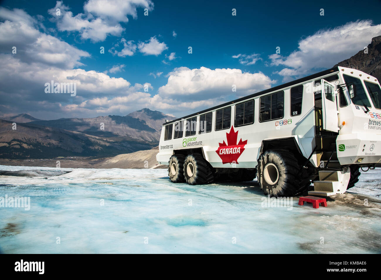 Jasper National Park, Alberta, Kanada - 31. August 2017: Ein exklusiv für Gletscherreisen konzipierter Bus bringt Touristen auf die Oberfläche des Columbia GL Stockfoto