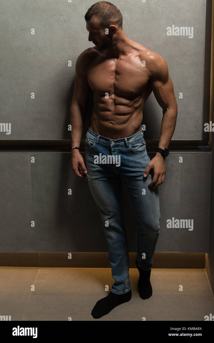 Portrait einer jungen körperlich fit Mann mit seinem Körper beim Tragen ...