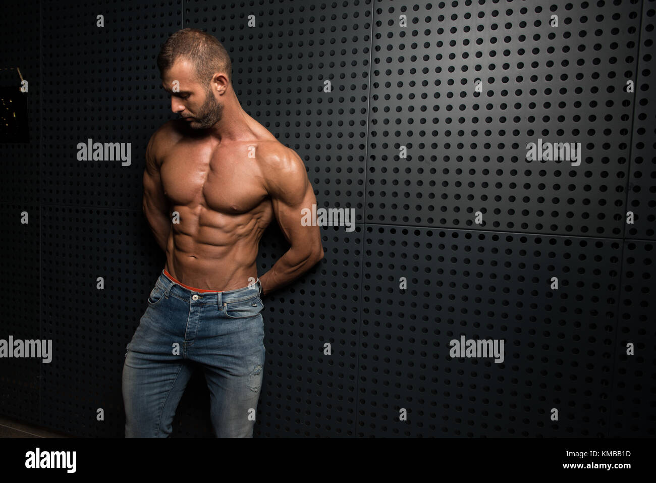 Portrait einer jungen körperlich fit Mann mit seinem Körper beim Tragen ...