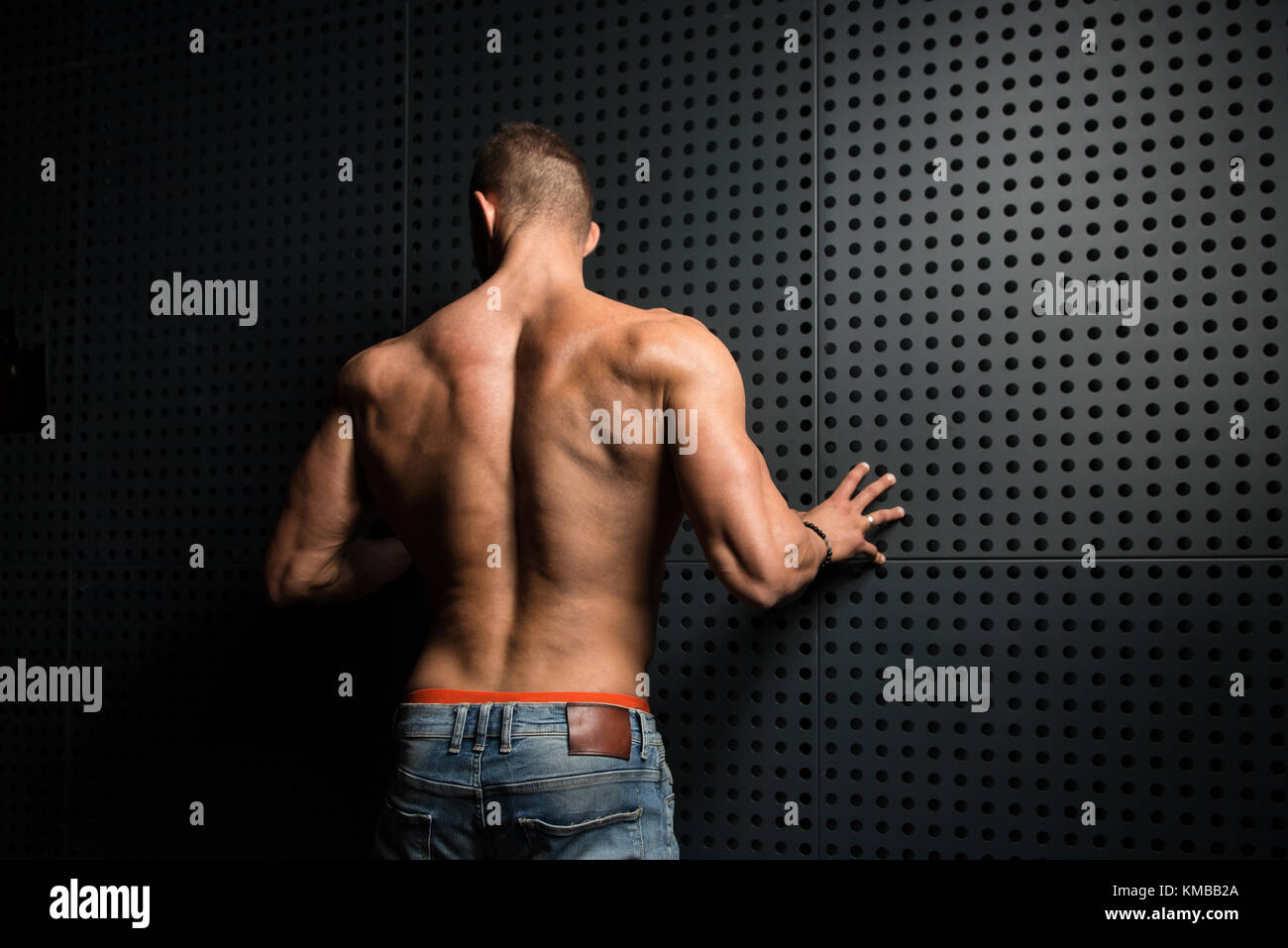 Portrait einer jungen körperlich fit Mann mit seinem Körper beim Tragen ...