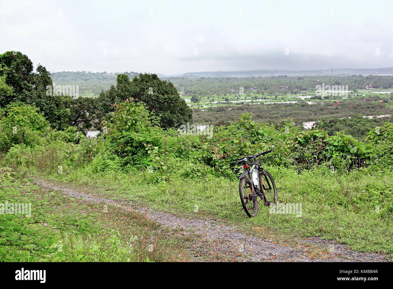 Während der Off Road Radfahren entlang der rauen Landschaft, Straßen mit üppigen Laub und malerischen Luftaufnahmen in der Nähe von Hotel Miramar in Goa, Indien abgedeckt geparkt Stockfoto