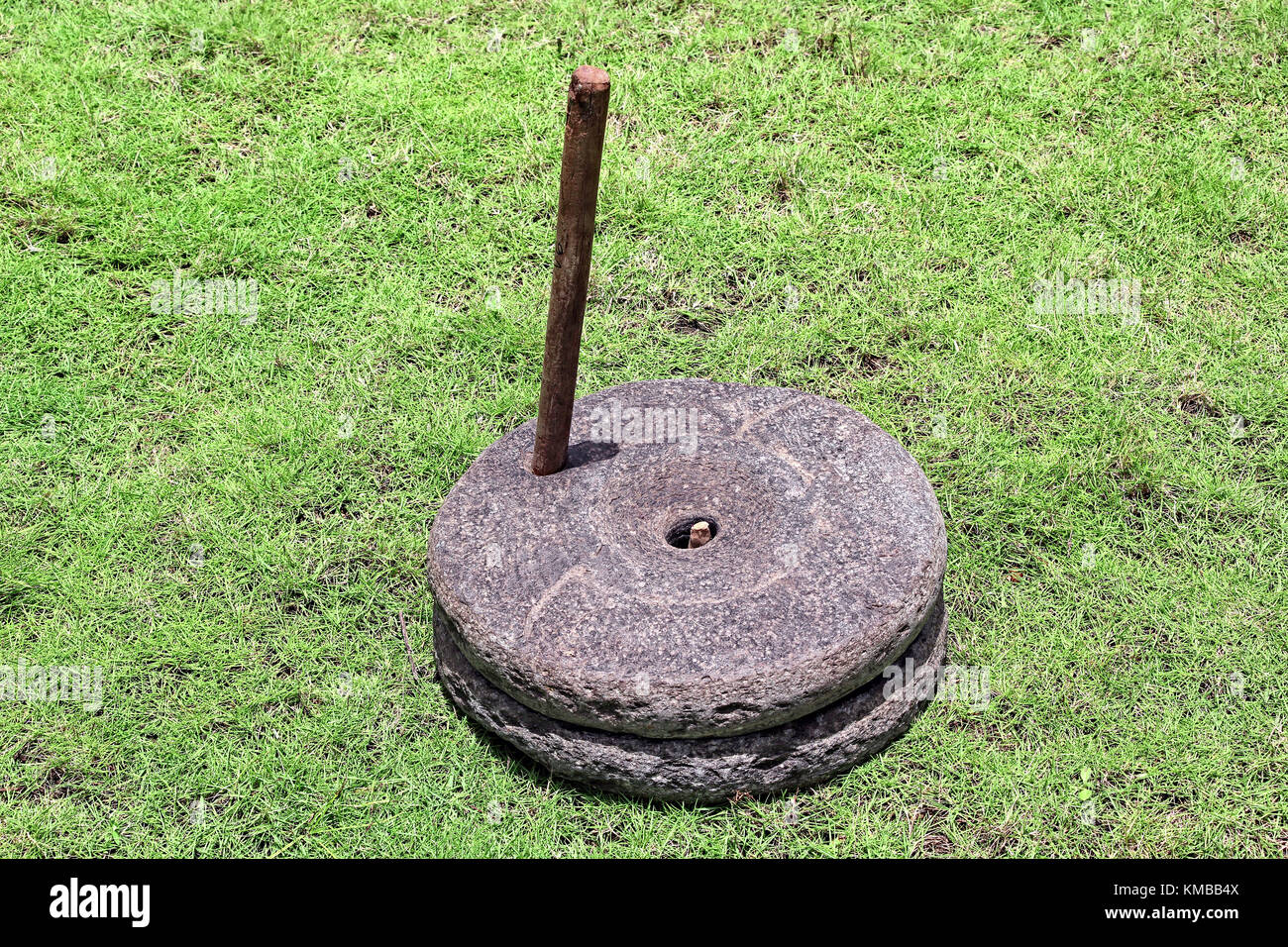 Alter Hand bedienen Mahlwerk aus Granit, traditionell in Goa, Indien Stockfoto