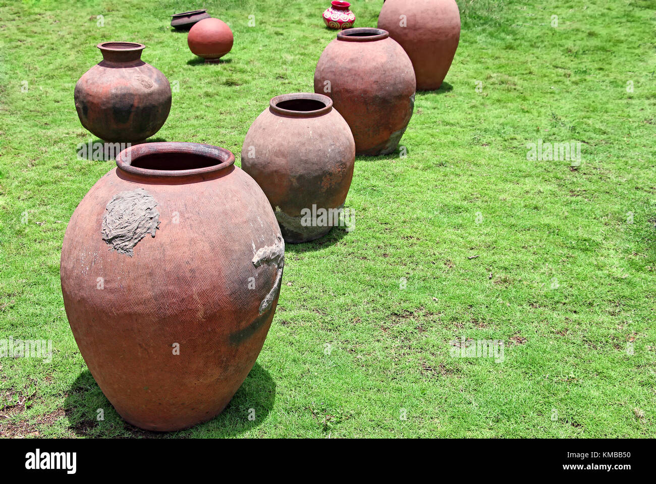 Große alte Art Clay storage Krüge, Töpfe und Kannen in ländlichen Goa, Indien Stockfoto