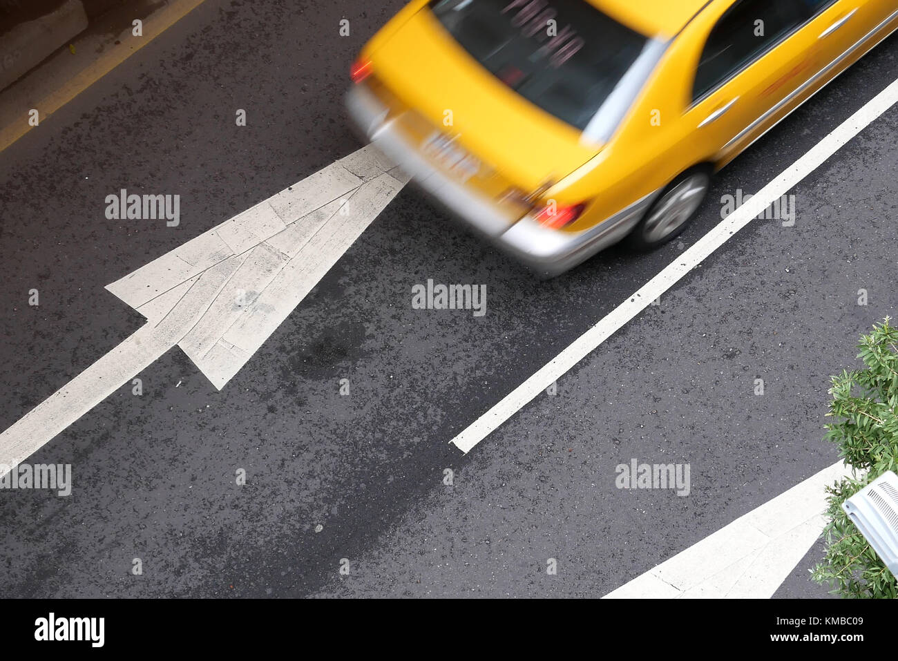Top Shot von Blur motion Taxi auf der Straße während der Hauptverkehrszeiten. Stockfoto
