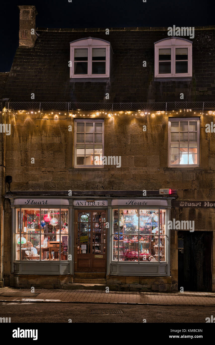 Stuart House Antique Shop in der Weihnachtszeit nach Einbruch der Dunkelheit. Chipping Campden, Cotswolds, Gloucestershire, England. HDR Stockfoto