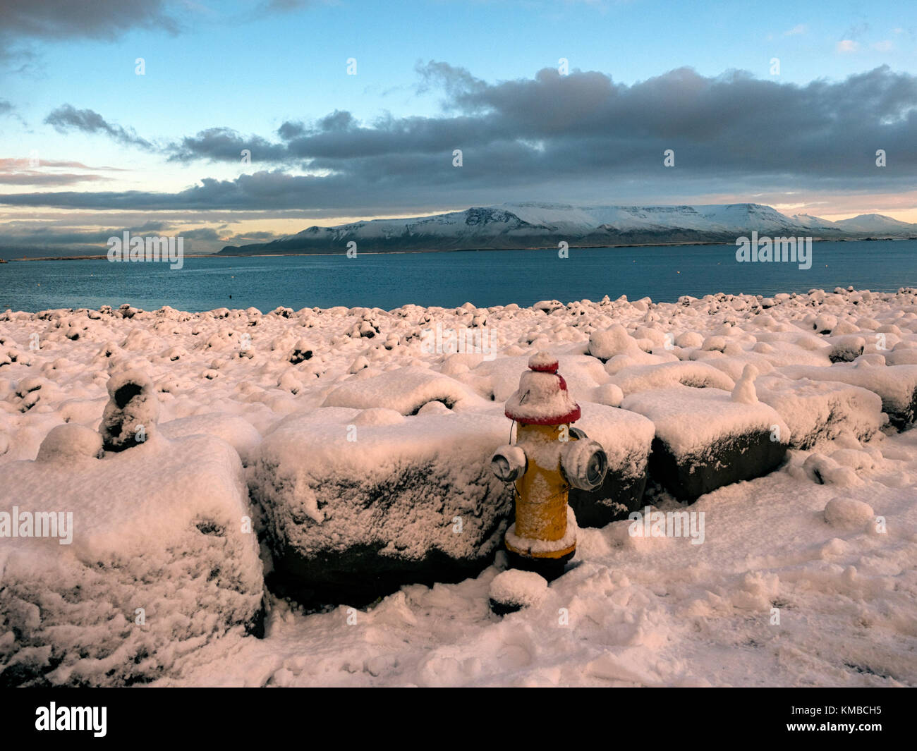 Land aus Feuer und Eis: ein Hydrant in Reykjavik über den Schnee auf der Suche abgedeckt Bay, Island Stockfoto