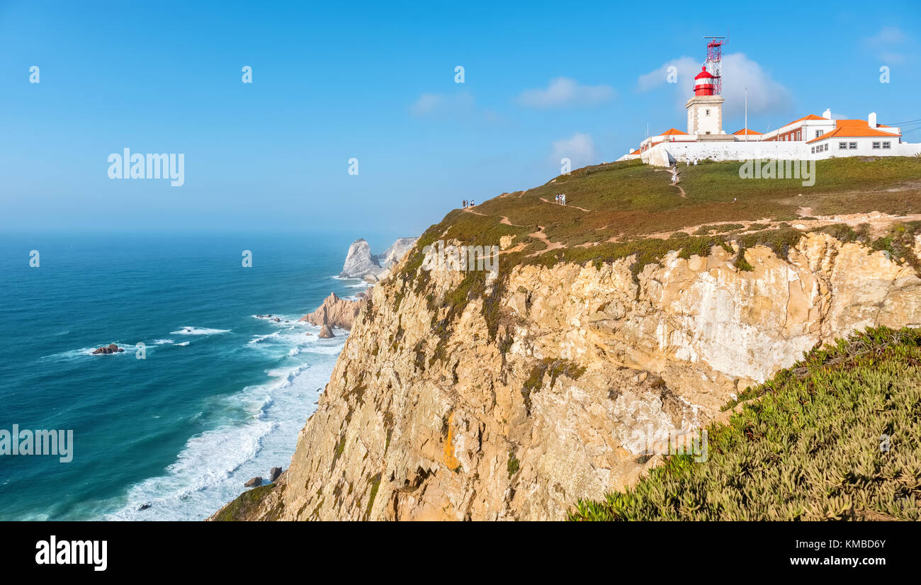 Leuchtturm und Klippen über Atlantik. Cabo da Roca, Portugal Stockfoto