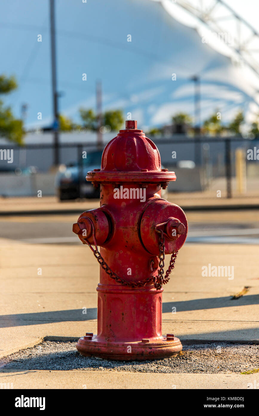 Ein roter Hydrant auf einem Bürgersteig in Boston, Massachusetts, USA Eine Stadt festlegen Stockfoto