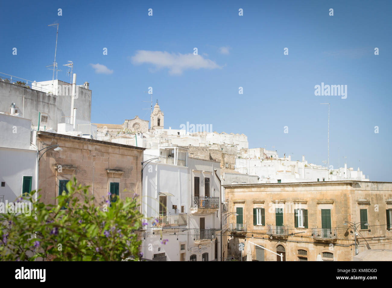 Panoramablick von Ostuni in Apulien, Italien, auch als "weiße Stadt" bekannt. Stockfoto