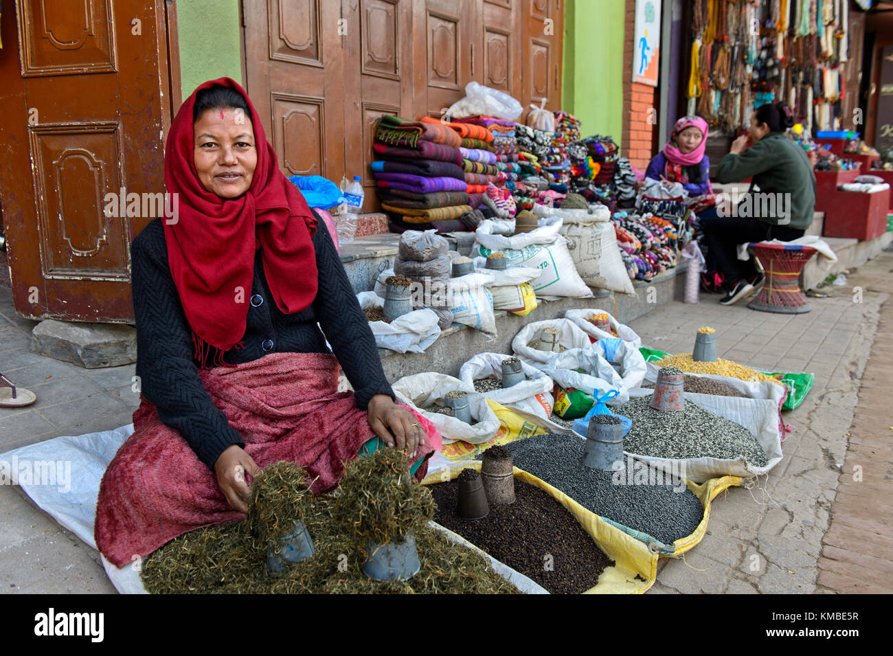 Nepali Frau Verkauf von Kräutern und Gewürzen, Kathmandu, Nepal Stockfoto