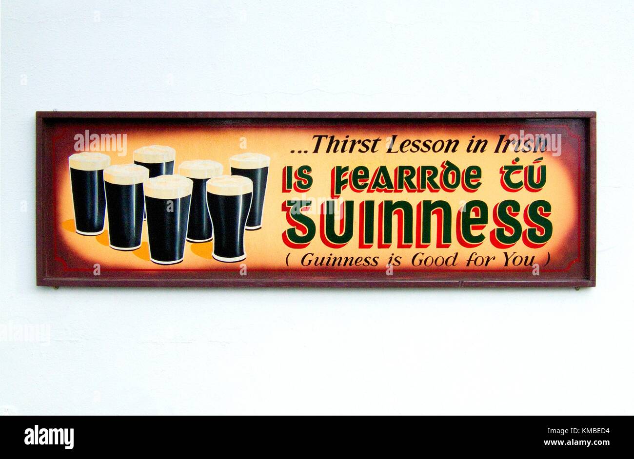 Alte traditionelle Pint Guinness Werbeschild im Irisch Pub Bar Wandmontage überall in Irland. Stockfoto