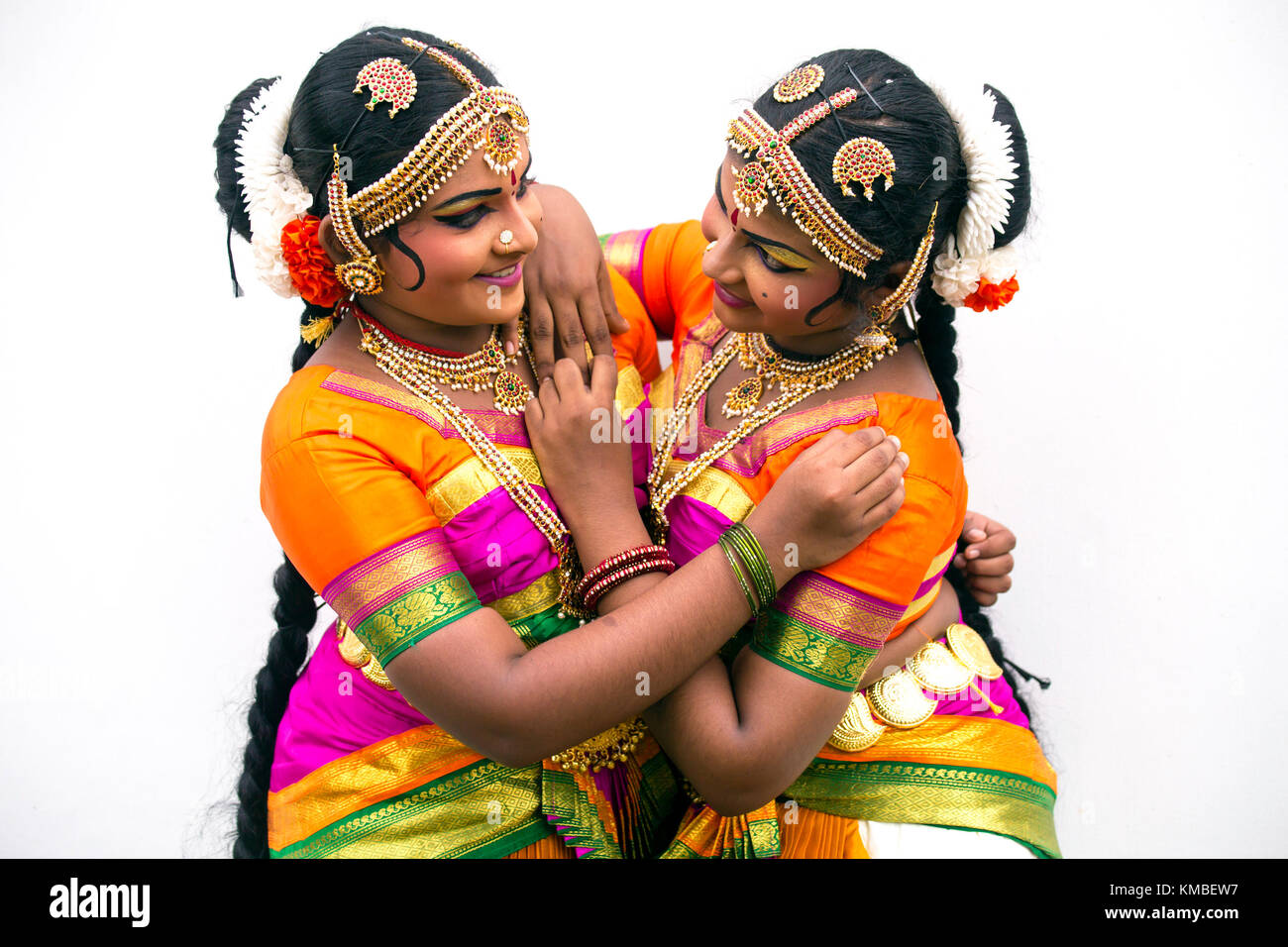 Portrait von jungen erwachsenen indischen Künstlern in traditioneller Tracht während des Thaipusam-Festivals und der Feierlichkeiten in Georgetown, Penang, Malaysia. Stockfoto