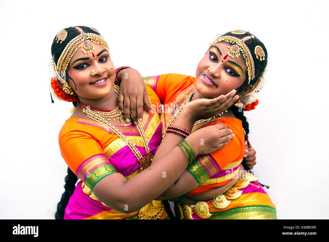 Portrait von jungen erwachsenen indischen Künstlern in traditioneller Tracht während des Thaipusam-Festivals und der Feierlichkeiten in Georgetown, Penang, Malaysia. Stockfoto