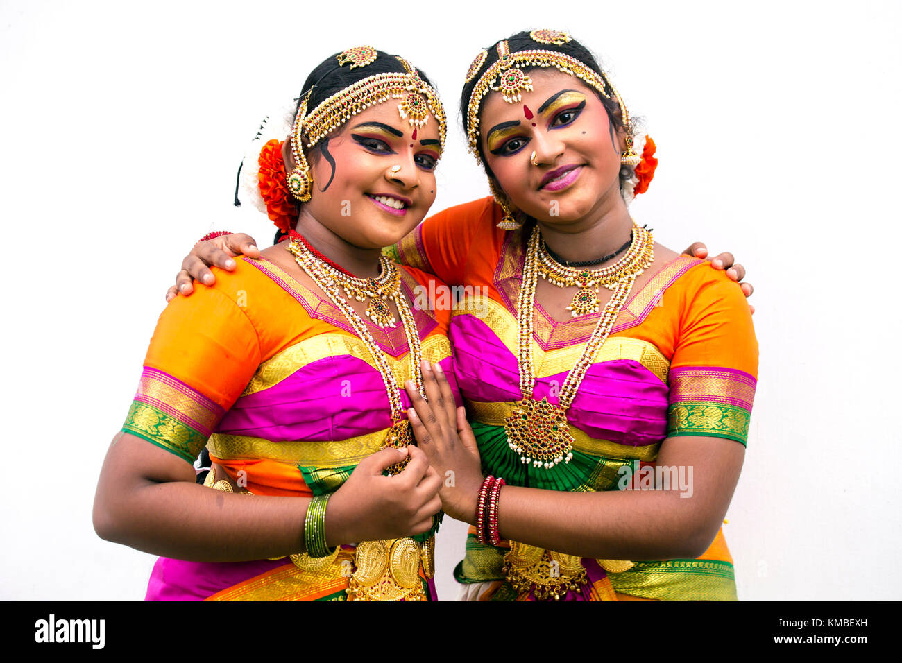 Portrait von jungen erwachsenen indischen Künstlern in traditioneller Tracht während des Thaipusam-Festivals und der Feierlichkeiten in Georgetown, Penang, Malaysia. Stockfoto