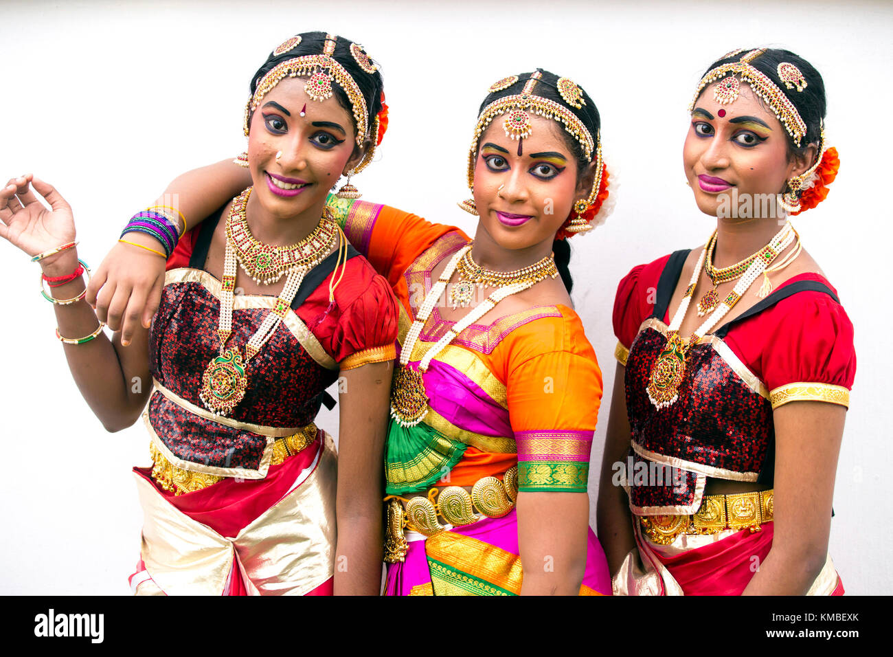 Portrait von jungen erwachsenen indischen Künstlern in traditioneller Tracht während des Thaipusam-Festivals und der Feierlichkeiten in Georgetown, Penang, Malaysia. Stockfoto