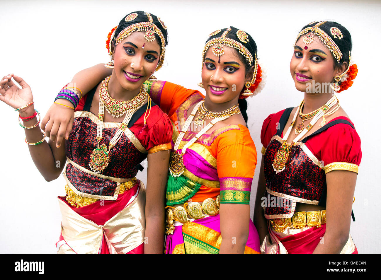 Portrait von jungen erwachsenen indischen Künstlern in traditioneller Tracht während des Thaipusam-Festivals und der Feierlichkeiten in Georgetown, Penang, Malaysia. Stockfoto