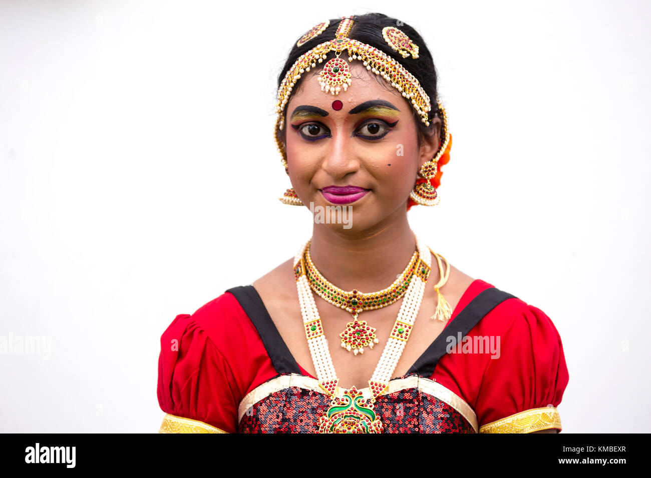 Portrait von jungen erwachsenen indischen Künstlern in traditioneller Tracht während des Thaipusam-Festivals und der Feierlichkeiten in Georgetown, Penang, Malaysia. Stockfoto